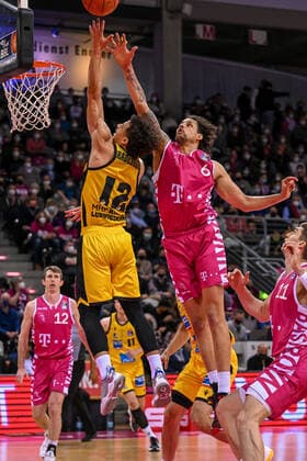 easyCredit BBL, Telekom Baskets Bonn vs. MHP RIESEN Ludwigsburg, 02.04.2022 Jonah Radebaugh (MHP RIESEN Ludwigsburg, 12), Michael Kessens (Telekom Baskets Bonn, 6), easyCredit BBL, Telekom Baskets Bonn vs. MHP RIESEN Ludwigsburg am 02.04.2022 im Telekom Dome, Bonn (Nordrhein-Westfalen) Copyright: xBEAUTIFULxSPORTS Mueller-Laschetx