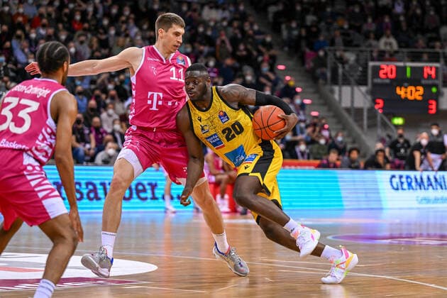 easyCredit BBL, Telekom Baskets Bonn vs. MHP RIESEN Ludwigsburg, 02.04.2022 Rawle Alkins (MHP RIESEN Ludwigsburg, 20), Oleksandr Lypovyy (Telekom Baskets Bonn, 11), easyCredit BBL, Telekom Baskets Bonn vs. MHP RIESEN Ludwigsburg am 02.04.2022 im Telekom Dome, Bonn (Nordrhein-Westfalen) Copyright: xBEAUTIFULxSPORTS Mueller-Laschetx