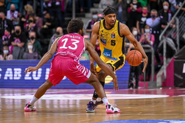 easyCredit BBL, Telekom Baskets Bonn vs. MHP RIESEN Ludwigsburg, 02.04.2022 Justin Simon (MHP RIESEN Ludwigsburg, 5), Javontae Hawkins (Telekom Baskets Bonn, 13), easyCredit BBL, Telekom Baskets Bonn vs. MHP RIESEN Ludwigsburg am 02.04.2022 im Telekom Dome, Bonn (Nordrhein-Westfalen) Copyright: xBEAUTIFULxSPORTS Mueller-Laschetx