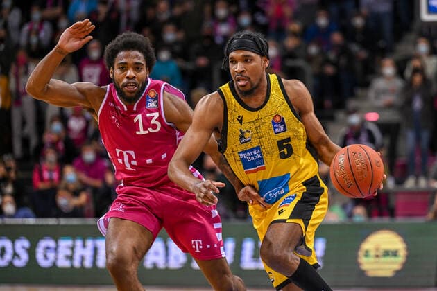 easyCredit BBL, Telekom Baskets Bonn vs. MHP RIESEN Ludwigsburg, 02.04.2022 Justin Simon (MHP RIESEN Ludwigsburg, 5), Javontae Hawkins (Telekom Baskets Bonn, 13), easyCredit BBL, Telekom Baskets Bonn vs. MHP RIESEN Ludwigsburg am 02.04.2022 im Telekom Dome, Bonn (Nordrhein-Westfalen) Copyright: xBEAUTIFULxSPORTS Mueller-Laschetx