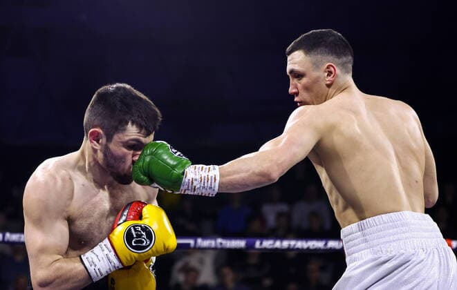 Sport Themen der Woche KW13 Sport Bilder des Tages MOSCOW, RUSSIA - APRIL 2, 2022: Russian boxers Alexei Skomorokha (L) and Shugaib Nasrullayev fight in their main card bout during a boxing night at the Krylya Sovetov sports complex. Valery Sharifulin TASS  TS12ABCD