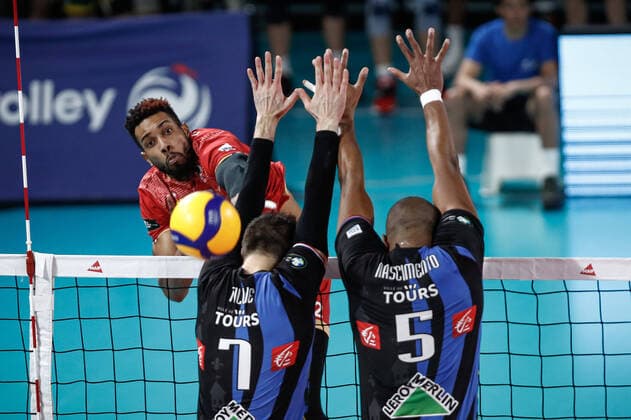 Sport Themen der Woche KW13 Sport Bilder des Tages Jesus HERRERA JAIME (CHAUMONT VOLLEY-BALL 52 HAUTE MARNE) vs Kevin Tillie (Tours Volley-Ball) et Leandro Nascimento Dos Santos (Tours Volley-Ball) VOLLEY-BALL : Finale Homme Coupe de France - 02 04 2022 AurelienMorissard Panoramic 