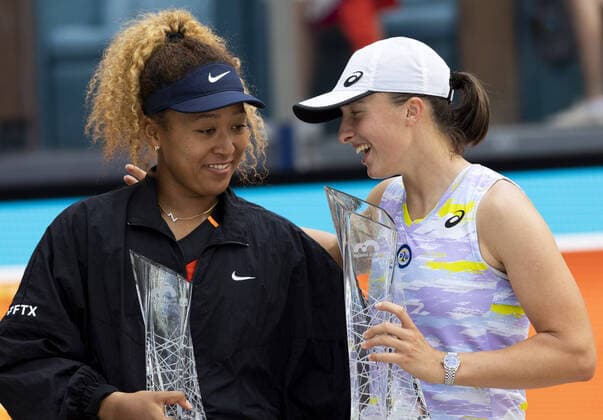 Bilder des Jahres 2022, Sport 04 April Sport Themen der Woche KW13 Naomi Osaka from Japan stands with Iga Swiatek from Poland after the women s finals at the Miami Open in the Hard Rock Stadium in Miami Gardens, Florida on Saturday, April 2, 2022. Swiatek defeated Osaka 6-4, 6-0 to win the women s championship.  MIA20220402121 GARYxIxROTHSTEIN