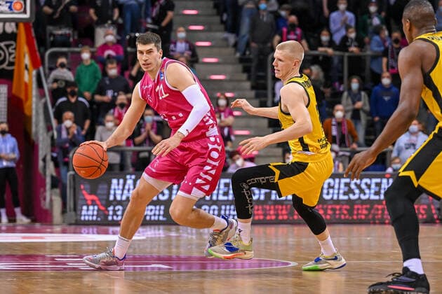 easyCredit BBL, Telekom Baskets Bonn vs. MHP RIESEN Ludwigsburg, 02.04.2022 Oleksandr Lypovyy (Telekom Baskets Bonn, 11), Johannes Patrick (MHP RIESEN Ludwigsburg, 6), easyCredit BBL, Telekom Baskets Bonn vs. MHP RIESEN Ludwigsburg am 02.04.2022 im Telekom Dome, Bonn (Nordrhein-Westfalen) Copyright: xBEAUTIFULxSPORTS Mueller-Laschetx