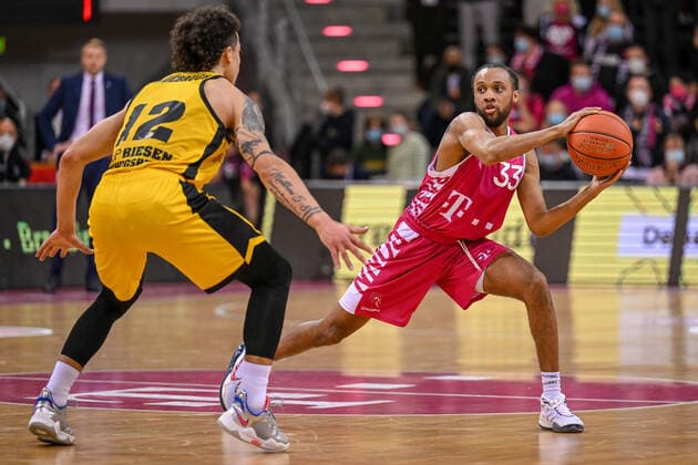 easyCredit BBL, Telekom Baskets Bonn vs. MHP RIESEN Ludwigsburg, 02.04.2022 Parker Jackson-Cartwright (Telekom Baskets Bonn, 33), Jonah Radebaugh (MHP RIESEN Ludwigsburg, 12), easyCredit BBL, Telekom Baskets Bonn vs. MHP RIESEN Ludwigsburg am 02.04.2022 im Telekom Dome, Bonn (Nordrhein-Westfalen) Copyright: xBEAUTIFULxSPORTS Mueller-Laschetx