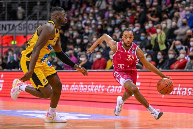 easyCredit BBL, Telekom Baskets Bonn vs. MHP RIESEN Ludwigsburg, 02.04.2022 Parker Jackson-Cartwright (Telekom Baskets Bonn, 33), Rawle Alkins (MHP RIESEN Ludwigsburg, 20), easyCredit BBL, Telekom Baskets Bonn vs. MHP RIESEN Ludwigsburg am 02.04.2022 im Telekom Dome, Bonn (Nordrhein-Westfalen) Copyright: xBEAUTIFULxSPORTS Mueller-Laschetx