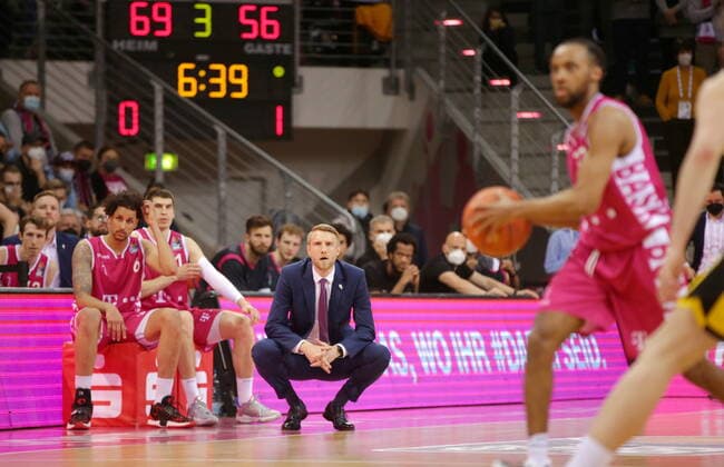 Trainer Tuomas Iisalo, Michael Kessens, Oleksandr Lypovyy Telekom Baskets Bonn vs. MHP RIESEN Ludwigsburg easyCredit BBL 1. Bundesliga , Saison 2021 2022 , Hauptrunde 28. Spieltag