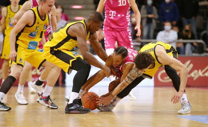Parker Jackson-Cartwright Telekom Baskets Bonn vs. MHP RIESEN Ludwigsburg , am Boden easyCredit BBL 1. Bundesliga , Saison 2021 2022 , Hauptrunde 28. Spieltag