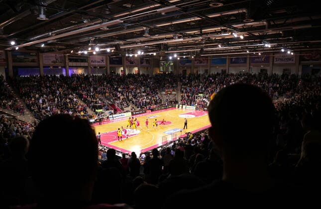 Wieder volle Halle im Telekom Dome beim Spiel Telekom Baskets Bonn vs. MHP RIESEN Ludwigsburg easyCredit BBL 1. Bundesliga , Saison 2021 2022 , Hauptrunde 28. Spieltag