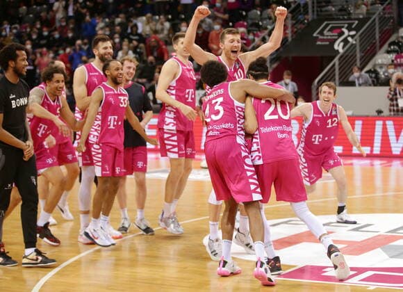 Jubel nach Sieg der Telekom Baskets Bonn vs. MHP RIESEN Ludwigsburg easyCredit BBL 1. Bundesliga , Saison 2021 2022 , Hauptrunde 28. Spieltag