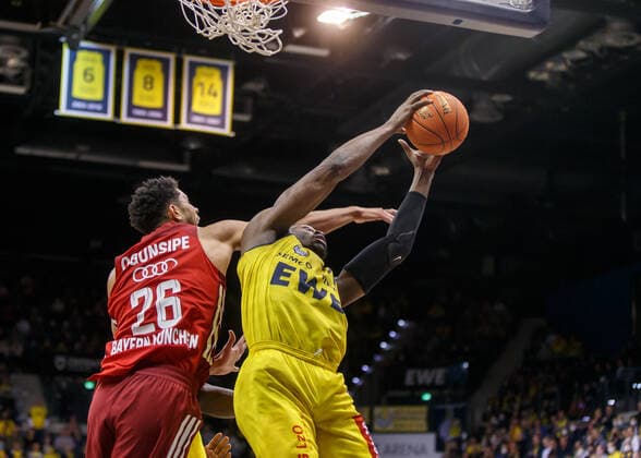 Oldenburg, Niedersachsen, DEU, 02.04.2022, Tai Odiase (rechts, EWE Baskets Oldenburg) und Marvin Ogunsipe (links, FC Bayern Basketball), EWE Baskets Oldenburg vs. FC Bayern Basketball. 1. Basketball-Bundesliga Saison 2021 2022, 28. Spieltag, Grosse EWE Arena. EWE Baskets Oldenburg vs. FC Bayern Basketball