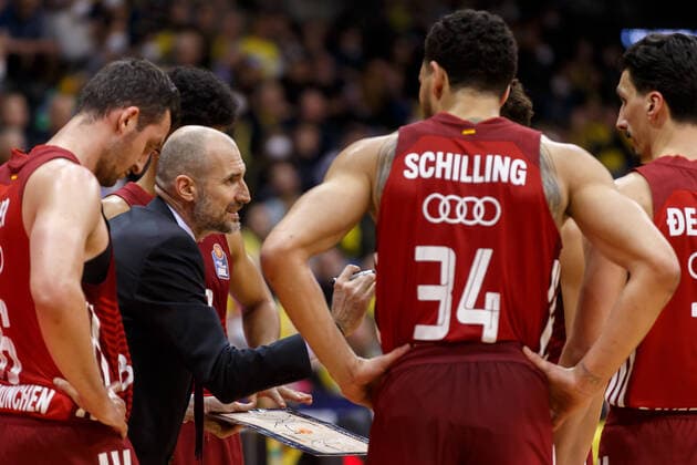 Oldenburg, Niedersachsen, DEU, 02.04.2022, Assistant Coach Slaven Rimac (FC Bayern Basketball) gibt dem Team während einer Auszeit Anweisungen. EWE Baskets Oldenburg vs. FC Bayern Basketball. 1. Basketball-Bundesliga Saison 2021 2022, 28. Spieltag, Grosse EWE Arena. EWE Baskets Oldenburg vs. FC Bayern Basketball