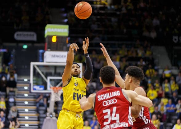 Oldenburg, Niedersachsen, DEU, 02.04.2022, Phil Pressey (links, EWE Baskets Oldenburg). EWE Baskets Oldenburg vs. FC Bayern Basketball. 1. Basketball-Bundesliga Saison 2021 2022, 28. Spieltag, Grosse EWE Arena. EWE Baskets Oldenburg vs. FC Bayern Basketball