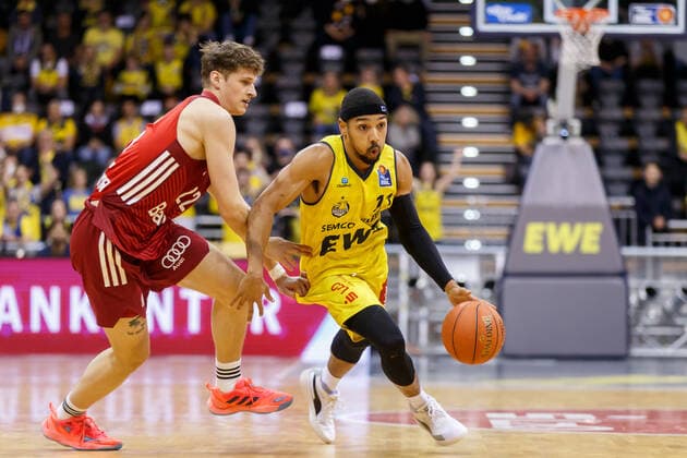 Oldenburg, Niedersachsen, DEU, 02.04.2022, Phil Pressey (rechts, EWE Baskets Oldenburg) und Luis Wulff (links, FC Bayern Basketball). EWE Baskets Oldenburg vs. FC Bayern Basketball. 1. Basketball-Bundesliga Saison 2021 2022, 28. Spieltag, Grosse EWE Arena. EWE Baskets Oldenburg vs. FC Bayern Basketball