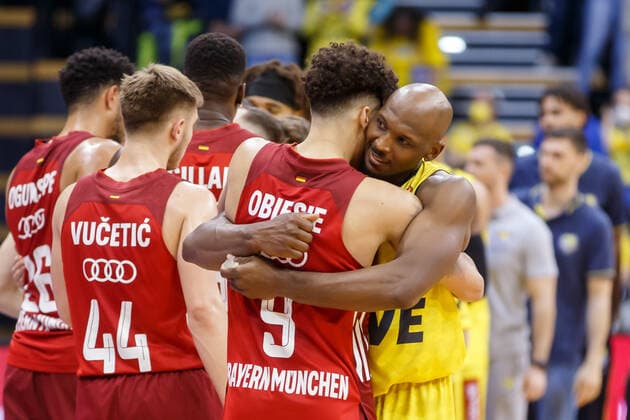 Oldenburg, Niedersachsen, DEU, 02.04.2022, Rickey Paulding (rechts, EWE Baskets Oldenburg) und Joshua Obiesie (links, FC Bayern Basketball) umarmen sich nach dem Spiel. EWE Baskets Oldenburg vs. FC Bayern Basketball. 1. Basketball-Bundesliga Saison 2021 2022, 28. Spieltag, Grosse EWE Arena. EWE Baskets Oldenburg vs. FC Bayern Basketball