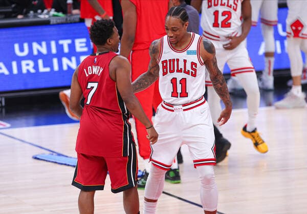 CHICAGO, IL - APRIL 02: Miami Heat guard Kyle Lowry (7) and Chicago Bulls forward DeMar DeRozan (11) chat before tip off during a NBA, Basketball Herren, USA game between the Miami Heat and the Chicago Bulls on April 2, 2022 at the United Center in Chicago, IL. (Photo by Melissa Tamez Icon Sportswire) NBA: APR 02 Heat at Bulls Icon22040208