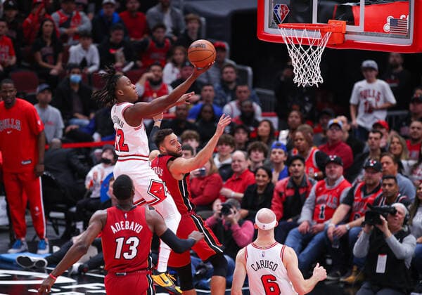 CHICAGO, IL - APRIL 02: Chicago Bulls guard Ayo Dosunmu (12) drives to the basket for a lay up during a NBA, Basketball Herren, USA game between the Miami Heat and the Chicago Bulls on April 2, 2022 at the United Center in Chicago, IL. (Photo by Melissa Tamez Icon Sportswire) NBA: APR 02 Heat at Bulls Icon22040210