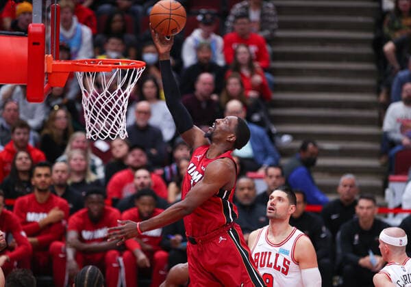 CHICAGO, IL - APRIL 02: Miami Heat center Bam Adebayo (13) drives to the basket for a lay up during a NBA, Basketball Herren, USA game between the Miami Heat and the Chicago Bulls on April 2, 2022 at the United Center in Chicago, IL. (Photo by Melissa Tamez Icon Sportswire) NBA: APR 02 Heat at Bulls Icon22040211