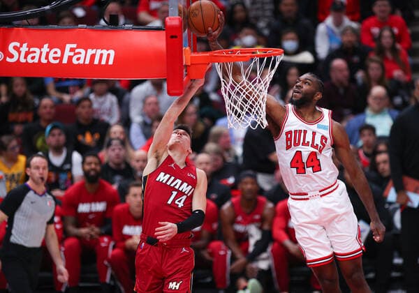 CHICAGO, IL - APRIL 02: Chicago Bulls forward Patrick Williams (44) blocks Miami Heat guard Tyler Herro (14) lay up during a NBA, Basketball Herren, USA game between the Miami Heat and the Chicago Bulls on April 2, 2022 at the United Center in Chicago, IL. (Photo by Melissa Tamez Icon Sportswire) NBA: APR 02 Heat at Bulls Icon22040217