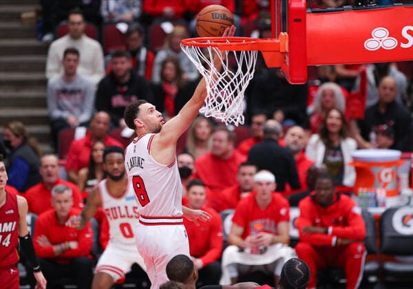 CHICAGO, IL - APRIL 02: Chicago Bulls guard Zach LaVine (8) drives to the basket for a lay up during a NBA, Basketball Herren, USA game between the Miami Heat and the Chicago Bulls on April 2, 2022 at the United Center in Chicago, IL. (Photo by Melissa Tamez Icon Sportswire) NBA: APR 02 Heat at Bulls Icon22040225