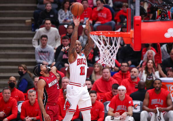 Sport Themen der Woche KW13 Sport Bilder des Tages CHICAGO, IL - APRIL 02: Chicago Bulls forward DeMar DeRozan (11) shoots a three point basket during a NBA, Basketball Herren, USA game between the Miami Heat and the Chicago Bulls on April 2, 2022 at the United Center in Chicago, IL. (Photo by Melissa Tamez Icon Sportswire) NBA: APR 02 Heat at Bulls Icon22040227