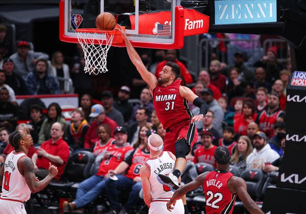 CHICAGO, IL - APRIL 02: Miami Heat guard Max Strus (31) jumps over Chicago Bulls guard Alex Caruso (6) to put an alleyup lay up in the basket during a NBA, Basketball Herren, USA game between the Miami Heat and the Chicago Bulls on April 2, 2022 at the United Center in Chicago, IL. (Photo by Melissa Tamez Icon Sportswire) NBA: APR 02 Heat at Bulls Icon22040228