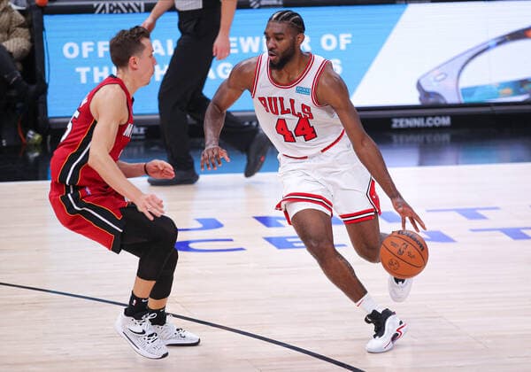 CHICAGO, IL - APRIL 02: Miami Heat guard Duncan Robinson (55) guards Chicago Bulls forward Patrick Williams (44) during a NBA, Basketball Herren, USA game between the Miami Heat and the Chicago Bulls on April 2, 2022 at the United Center in Chicago, IL. (Photo by Melissa Tamez Icon Sportswire) NBA: APR 02 Heat at Bulls Icon22040243