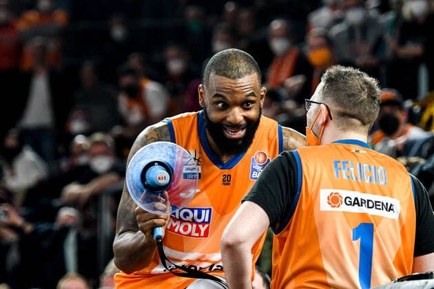 GER, BBL, ratiopharm Ulm vs Syntainics MBC 02.04.2022, ratiopharm arena, Neu-Ulm, GER, BBL, ratiopharm Ulm vs Syntainics MBC, im Bild Sean Evans (Ulm, 5) feiert mit den Fans, HUMBA,