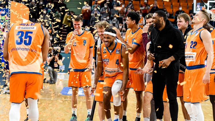 GER, BBL, ratiopharm Ulm vs Syntainics MBC 02.04.2022, ratiopharm arena, Neu-Ulm, GER, BBL, ratiopharm Ulm vs Syntainics MBC, im Bild Jubel nach Spielende, Marius Stoll (Ulm, 9), Per Günther Guenther (Ulm, 6), Jaron Blossomgame (Ulm, 4), Michael Rataj (Ulm, 12), Sindarius Thornwell (Ulm, 7), Moritz Krimmer (Ulm, 27), Thomas Klepeisz (Ulm, 22)