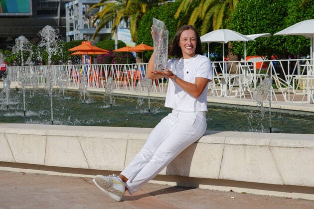 April 2, 2022, Miami Gardens, Florida, United States: April, 2 - Miami Gardens: Iga Swiatek(POL) poses with the Butch Buccholtz Champions trophy after defeating Naomi Osaka(JPN) 64 60 during the Finals of the 2022 Miami open. Miami Gardens United States - ZUMApa3_ 0154378940st Copyright: xAndrewxPatronx