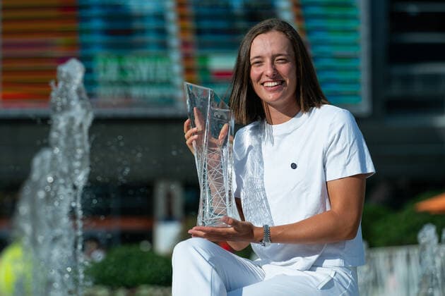 MIAMI GARDENS, FL - APRIL 2: Iga Swiatek poses with the trophy after winning the Women™s Final of the Miami Open on April 2, 2022 at Hard Rock Stadium in Miami Gardens, FL. (Photo by Aaron Gilbert Icon Sportswire) TENNIS: APR 02 Miami Open Icon2204021037