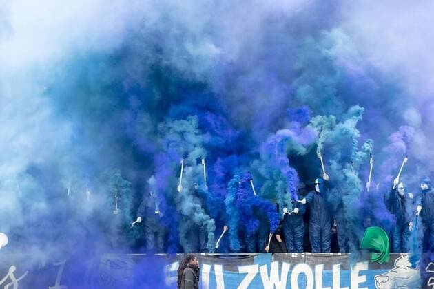 Sport Themen der Woche KW13 Sport Bilder des Tages ZWOLLE, Mac3Park Stadium, 03-04-2022 , season 2021 2022 , Dutch Eredivisie. Fans Zwolle throw fireworks during the match PEC Zwolle - Go Ahead Eagles PEC - Go Ahead Eagles  x15986072x Copyright: