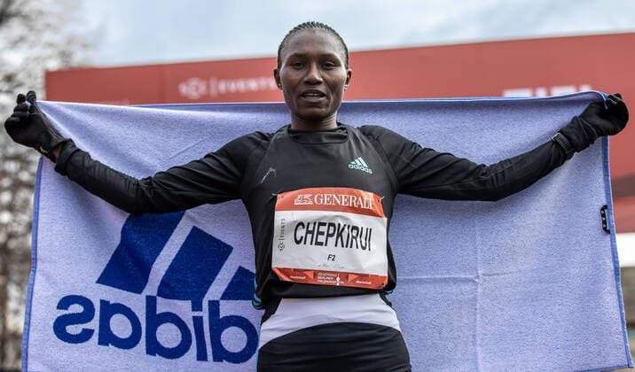 Sport Themen der Woche KW13 Sport Bilder des Tages Berlin, 03.04.22, Leichtathletik, Generali Berliner Halbmarathon 2022. Sheila Kiprotich Chepkirui aus Kenia laeuft mit 01:05:00 als erste Frau ins Ziel und gewinnt den Berliner Halbmarathon mit einem Streckenrekord. Generali Berliner Halbmarathon 2022 *** Berlin, 03 04 22, Athletics, Generali Berlin Half Marathon 2022 Sheila Kiprotich Chepkirui from Kenya runs with 01 05 00 as the first woman to the finish line and wins the Berlin Half Marathon with a course record Generali Berlin Half Marathon 2022