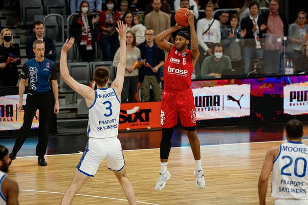 rechts Akil Mitchell (Brose Bamberg, 08) links Matt Haarms (Fraport Skyliners Frankfurt, 03) Brose Bamberg - Fraport Skyliners Frankfurt - easyCredit-BBL - Basketball Bundesliga Saison 2021 22 Spieltag 28, 28.03.2022 Bamberg, Brose Arena Foto: Daniel Löb Loeb Copyright: DanielxLöb