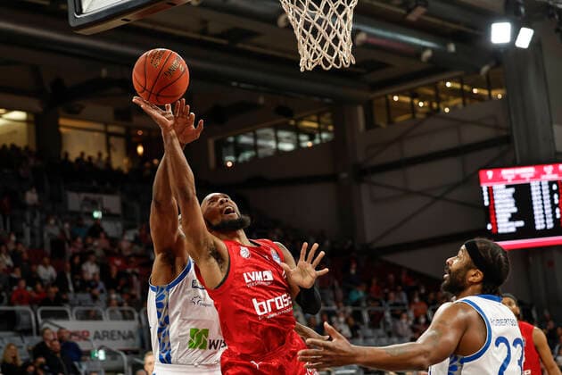 Mitte Chris Dowe (Brose Bamberg, 00) rechts Quantez Robertson (Fraport Skyliners Frankfurt, 23) Brose Bamberg - Fraport Skyliners Frankfurt - easyCredit-BBL - Basketball Bundesliga Saison 2021 22 Spieltag 28, 28.03.2022 Bamberg, Brose Arena Foto: Daniel Löb Loeb Copyright: DanielxLöb