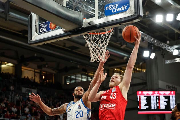rechts Christian Sengfelder (Brose Bamberg, 43) links Raheed Moore (Fraport Skyliners Frankfurt, 20) Brose Bamberg - Fraport Skyliners Frankfurt - easyCredit-BBL - Basketball Bundesliga Saison 2021 22 Spieltag 28, 28.03.2022 Bamberg, Brose Arena Foto: Daniel Löb Loeb Copyright: DanielxLöb