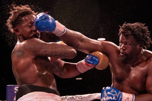 Sport Themen der Woche KW13 Current WBC USNBC Heavyweight Champion Brandon Moore Defeats Curtis Harper At Detroit Brawl Current WBC USNBC Silver Heavyweight Champion Brandon Moore (11-0, 7KOs, Lakeland, FL) defeated Curtis Harper (13-7, 9KOs, Jacksonville, FL) by way of decision in an eight-round bout at Detroit Brawl™s professional boxing event hosted at the Ford Community and Performing Arts Center in Dearborn, Michigan on April 2, 2022. Moore persevered despite receiving a serious cut above his left eye after an accidental headbutt from Harper. Dearborn, Michigan United States  Copyright: xAdamxJ.xDeweyx originalFilename:dewey-notitle220402_npZQm.jpg