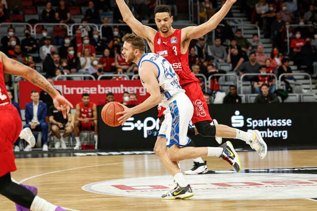 vorne Marcel Ponitka (Fraport Skyliners Frankfurt, 42) hinten Matt Haarms (Fraport Skyliners Frankfurt, 03) Brose Bamberg - Fraport Skyliners Frankfurt - easyCredit-BBL - Basketball Bundesliga Saison 2021 22 Spieltag 28, 28.03.2022 Bamberg, Brose Arena Foto: Daniel Löb Loeb Copyright: DanielxLöb