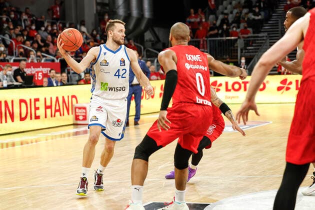 links Marcel Ponitka (Fraport Skyliners Frankfurt, 42) Brose Bamberg - Fraport Skyliners Frankfurt - easyCredit-BBL - Basketball Bundesliga Saison 2021 22 Spieltag 28, 28.03.2022 Bamberg, Brose Arena Foto: Daniel Löb Loeb Copyright: DanielxLöb
