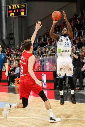 rechts Will Cherry (Fraport Skyliners Frankfurt, 29) links Omar Prewitt (Brose Bamberg, 04) Brose Bamberg - Fraport Skyliners Frankfurt - easyCredit-BBL - Basketball Bundesliga Saison 2021 22 Spieltag 28, 28.03.2022 Bamberg, Brose Arena Foto: Daniel Löb Loeb Copyright: DanielxLöb