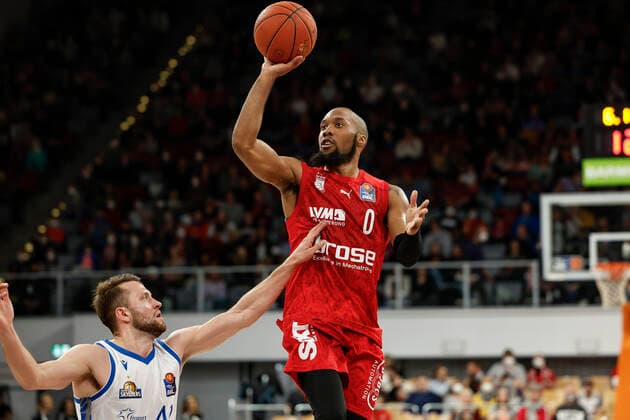 rechts Chris Dowe (Brose Bamberg, 00) links Marcel Ponitka (Fraport Skyliners Frankfurt, 42) Brose Bamberg - Fraport Skyliners Frankfurt - easyCredit-BBL - Basketball Bundesliga Saison 2021 22 Spieltag 28, 28.03.2022 Bamberg, Brose Arena Foto: Daniel Löb Loeb Copyright: DanielxLöb
