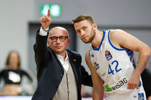 links Coach Luca Dalmonte (Fraport Skyliners Frankfurt) rechts Marcel Ponitka (Fraport Skyliners Frankfurt, 42) Brose Bamberg - Fraport Skyliners Frankfurt - easyCredit-BBL - Basketball Bundesliga Saison 2021 22 Spieltag 28, 28.03.2022 Bamberg, Brose Arena Foto: Daniel Löb Loeb Copyright: DanielxLöb