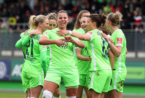 Sport Themen der Woche KW13 VfL vs. Bayern, BL Frauen Wolfsburg, 03.04.2022, FUßBALL - VfL Wolfsburg vs. FC Bayern München, Flyeralarm Frauen-Bundesliga, Saison 2021 22. Dominique Janssen (VfL Wolfsburg) jubelt mit der Mannschaft nach ihrem Tor zum 5:0 Wolfsburg *** VfL vs Bayern, BL women Wolfsburg, 03 04 2022, FOOTBALL VfL Wolfsburg vs FC Bayern Munich, Flyeralarm Frauen Bundesliga, season 2021 22 Dominique Janssen VfL Wolfsburg cheers with the team after her goal to 5 0 Wolfsburg