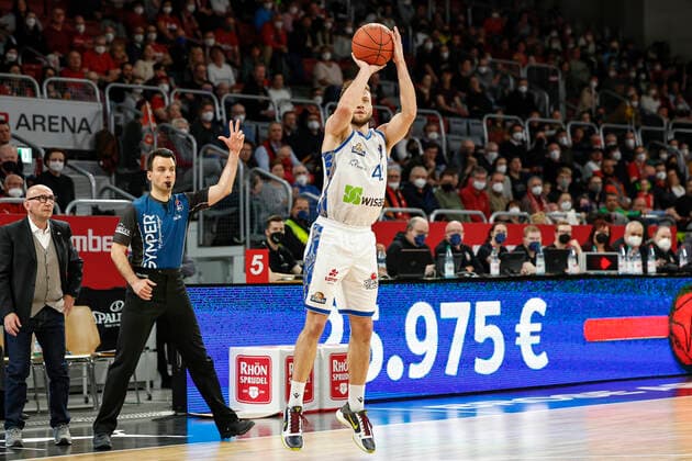 rechts Marcel Ponitka (Fraport Skyliners Frankfurt, 42) Brose Bamberg - Fraport Skyliners Frankfurt - easyCredit-BBL - Basketball Bundesliga Saison 2021 22 Spieltag 28, 28.03.2022 Bamberg, Brose Arena Foto: Daniel Löb Loeb Copyright: DanielxLöb