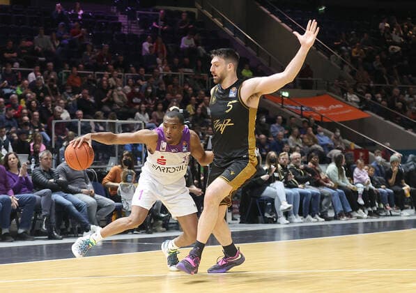 Jeremiah Martin (BG Goettingen), Owen Klassen (Basketball Loewen Braunschweig)