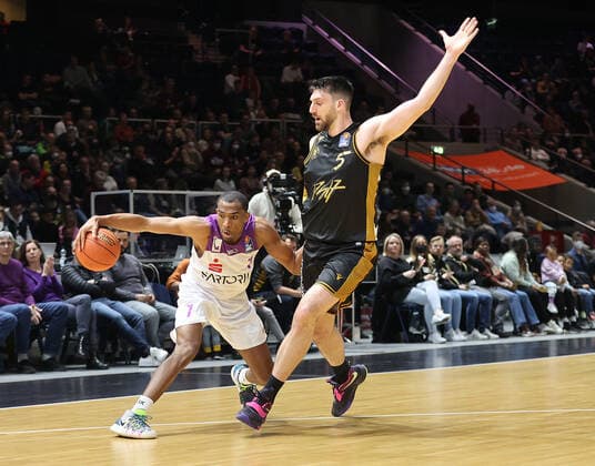 Jeremiah Martin (BG Goettingen), Owen Klassen (Basketball Loewen Braunschweig)
