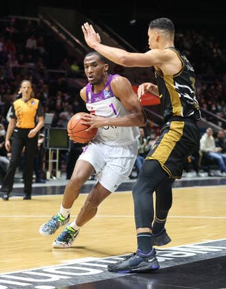 Jeremiah Martin (BG Goettingen), Nicholas Tischler (Basketball Loewen Braunschweig)