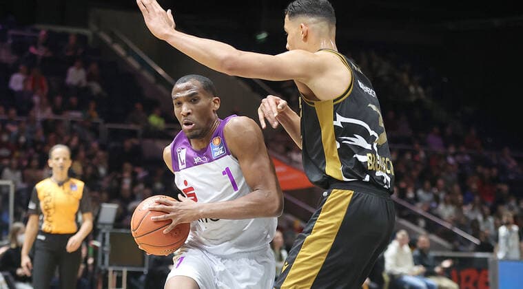 Jeremiah Martin (BG Goettingen), Nicholas Tischler (Basketball Loewen Braunschweig)