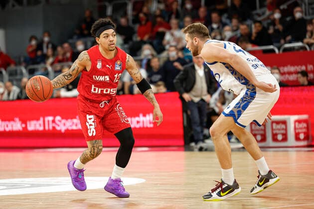 links Justin Robinson (Brose Bamberg, 12) rechts Marcel Ponitka (Fraport Skyliners Frankfurt, 42) Brose Bamberg - Fraport Skyliners Frankfurt - easyCredit-BBL - Basketball Bundesliga Saison 2021 22 Spieltag 28, 28.03.2022 Bamberg, Brose Arena Foto: Daniel Löb Loeb Copyright: DanielxLöb