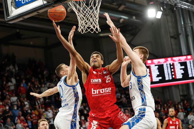 Mitte Kenneth Ogbe (Brose Bamberg, 25) rechts Matt Haarms (Fraport Skyliners Frankfurt, 03) links Lukas Wank (Fraport Skyliners Frankfurt, 00) Brose Bamberg - Fraport Skyliners Frankfurt - easyCredit-BBL - Basketball Bundesliga Saison 2021 22 Spieltag 28, 28.03.2022 Bamberg, Brose Arena Foto: Daniel Löb Loeb Copyright: DanielxLöb